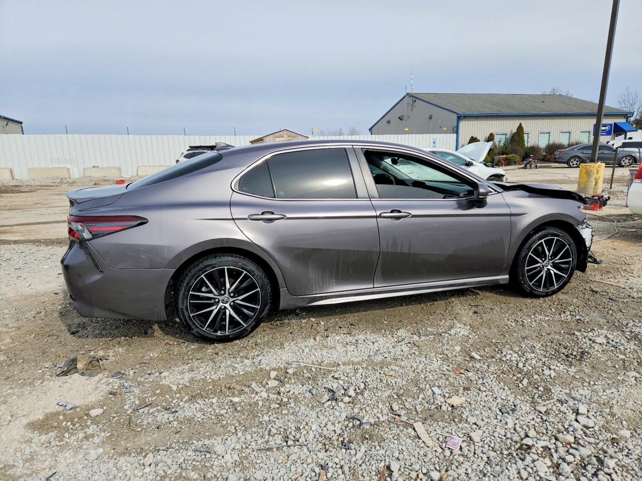 2021 TOYOTA CAMRY SE photo 3