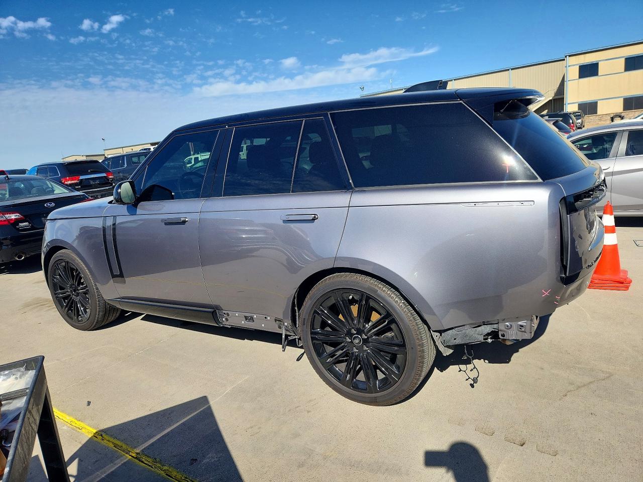 2025 LAND ROVER RANGE ROVER SE photo 3
