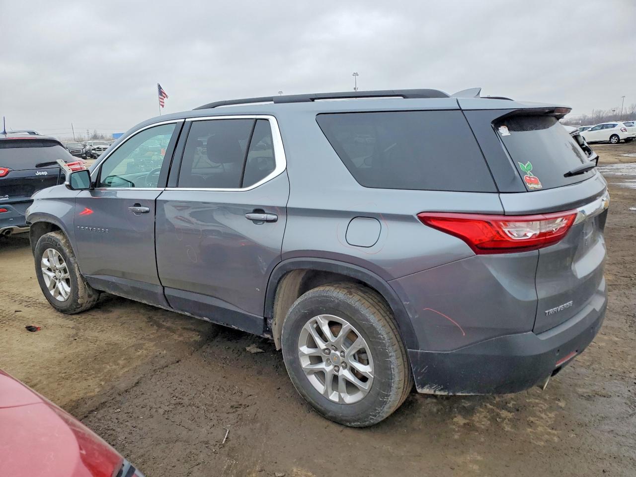 2019 CHEVROLET TRAVERSE LT photo 2