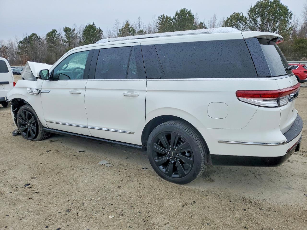 2022 LINCOLN NAVIGATOR L RESERVE photo 3