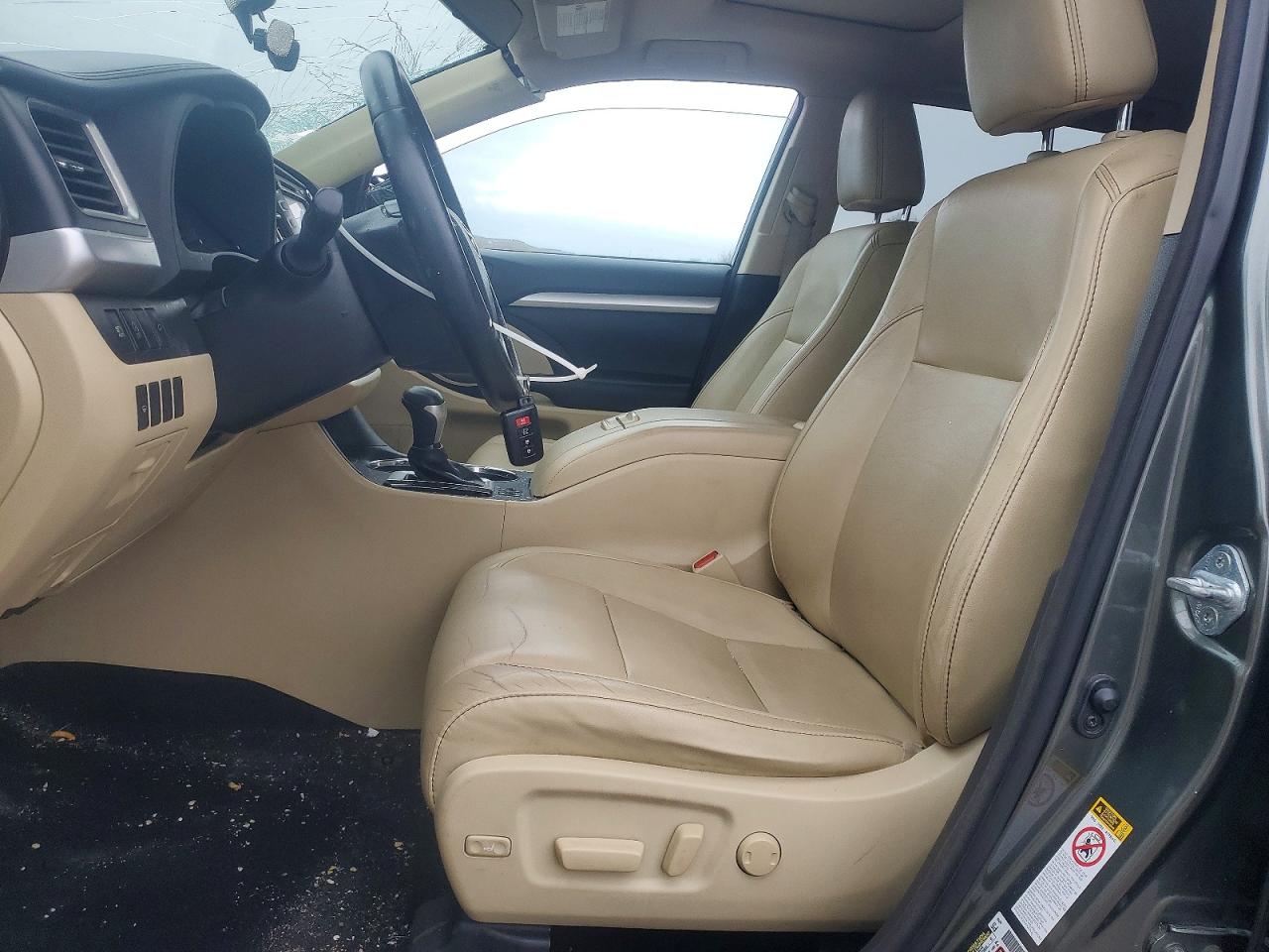 2017 TOYOTA HIGHLANDER SE photo 13