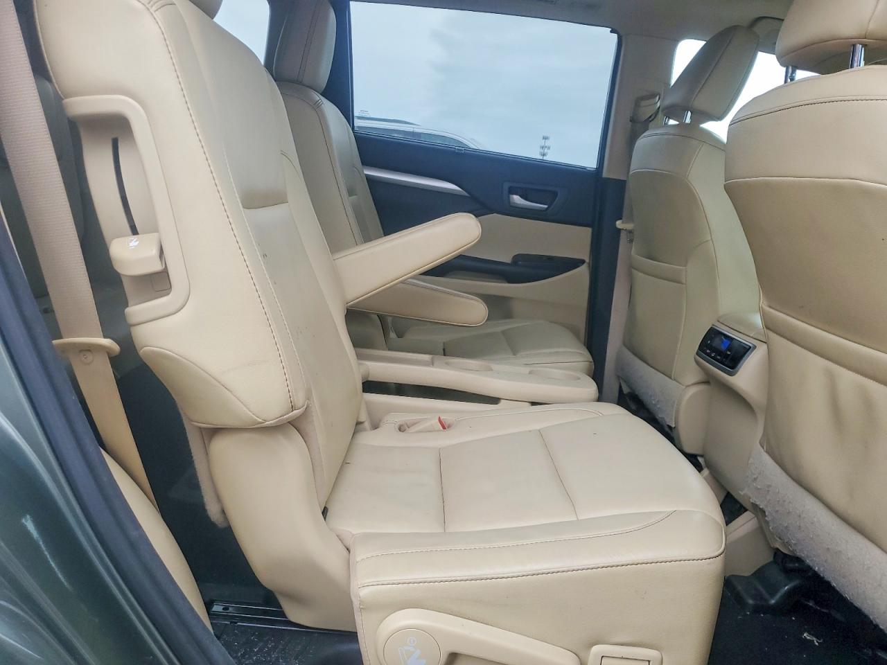 2017 TOYOTA HIGHLANDER SE photo 21