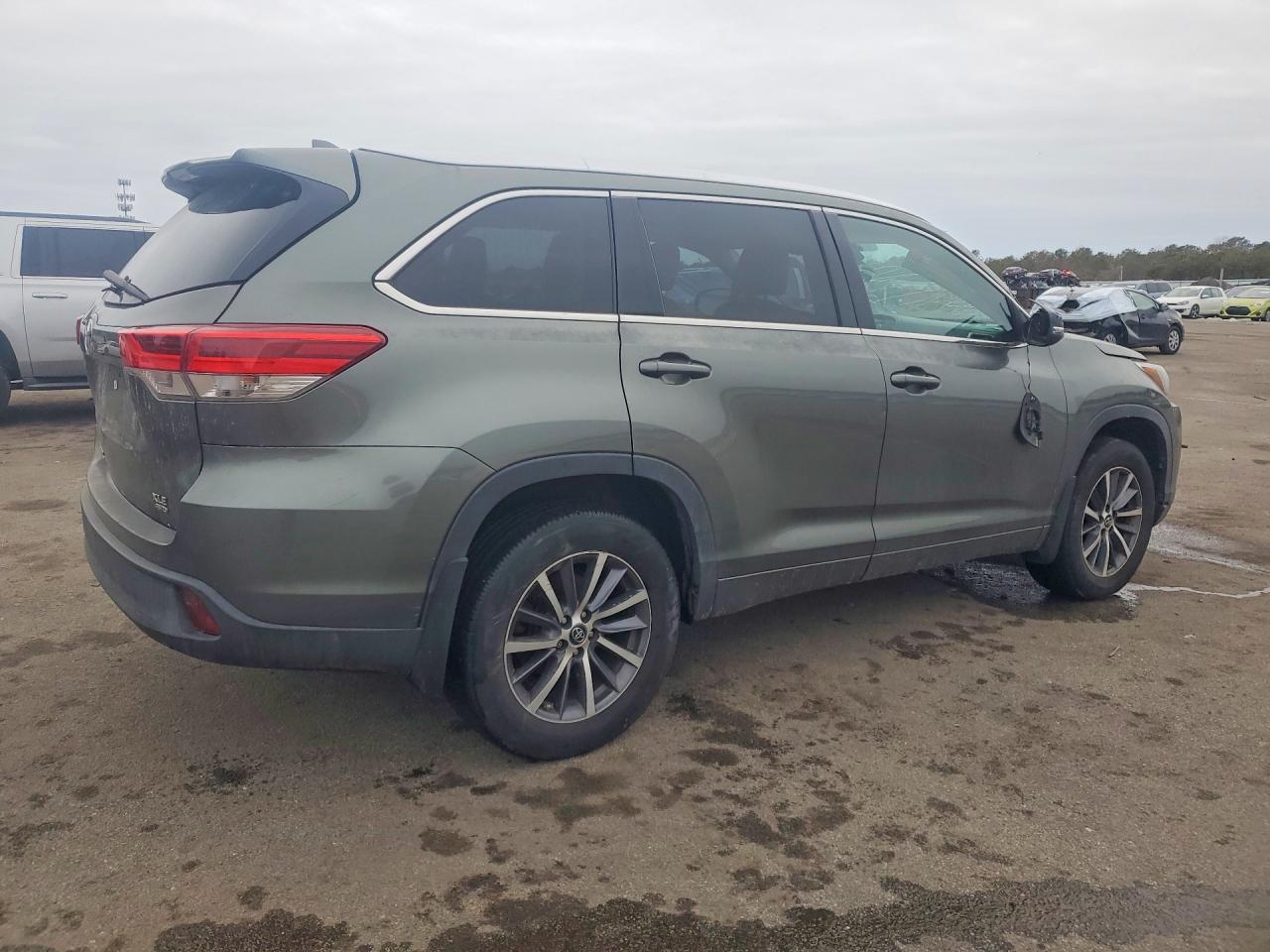 2017 TOYOTA HIGHLANDER SE photo 5