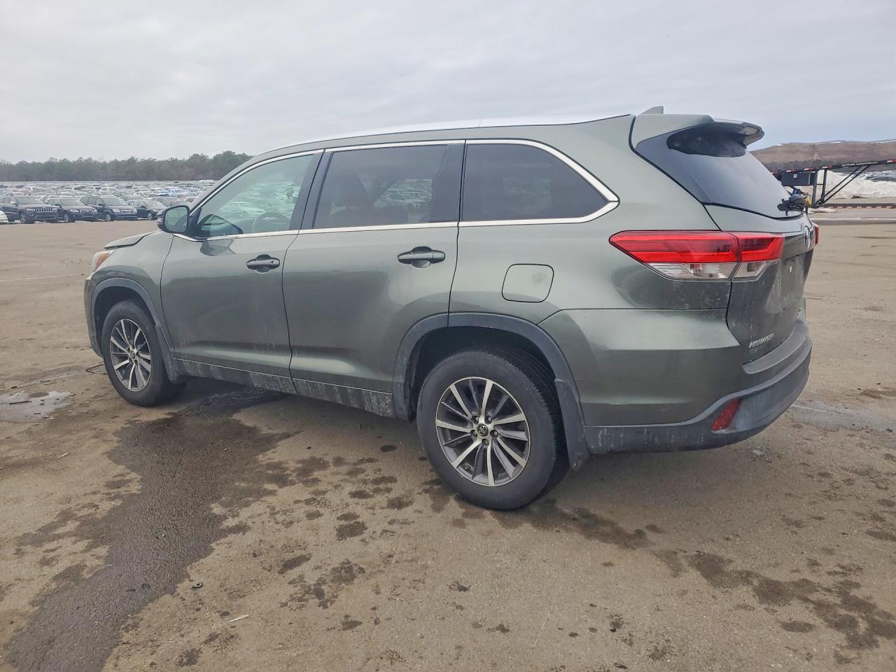 2017 TOYOTA HIGHLANDER SE photo 3