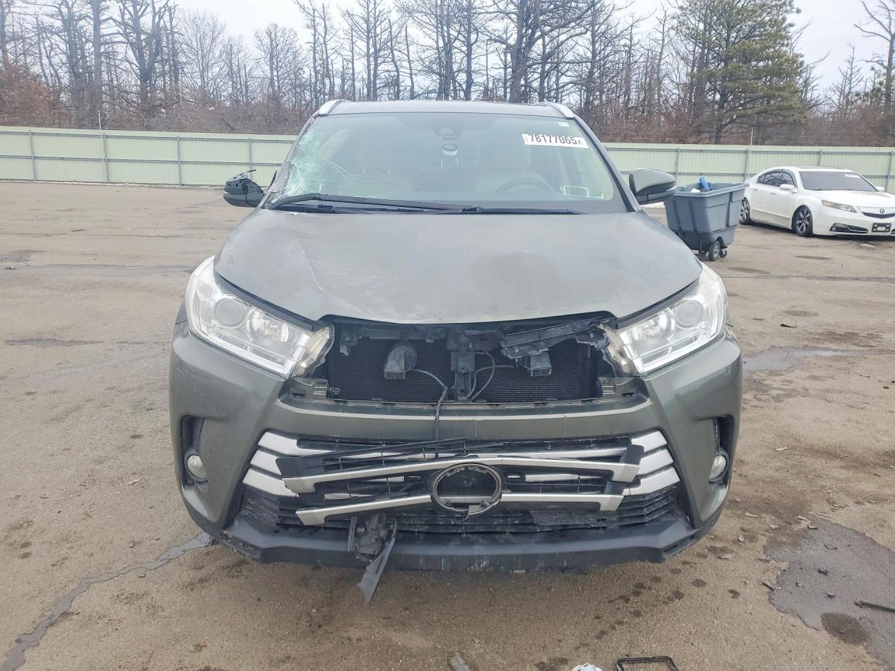 2017 TOYOTA HIGHLANDER SE photo 9