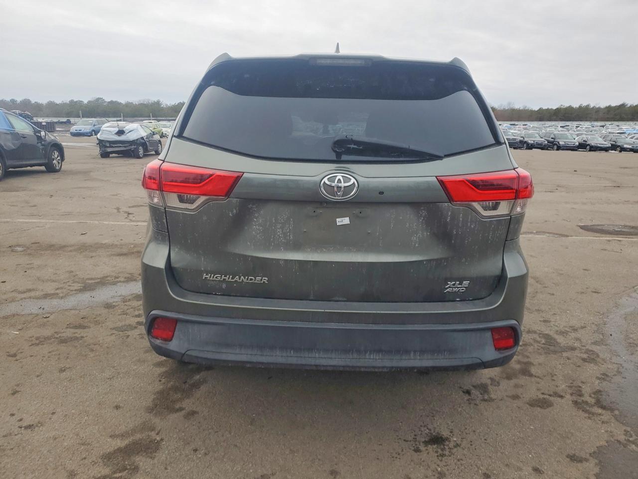 2017 TOYOTA HIGHLANDER SE photo 11