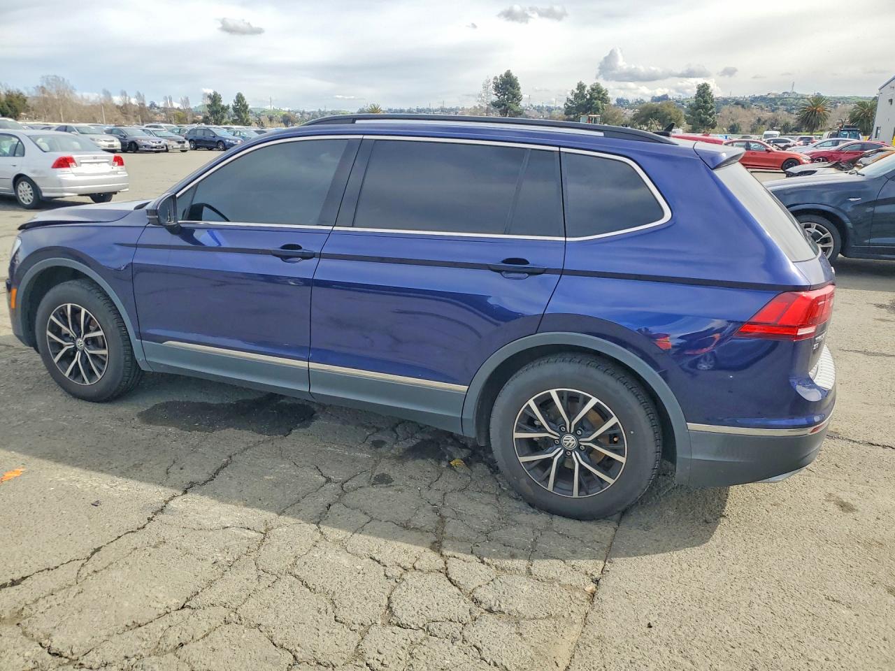2021 VOLKSWAGEN TIGUAN SE photo 3