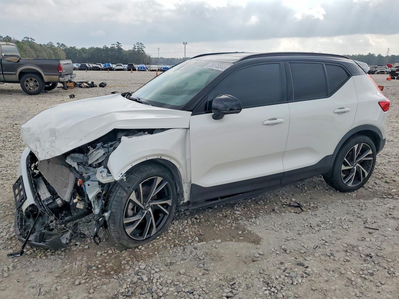 2021 VOLVO XC40