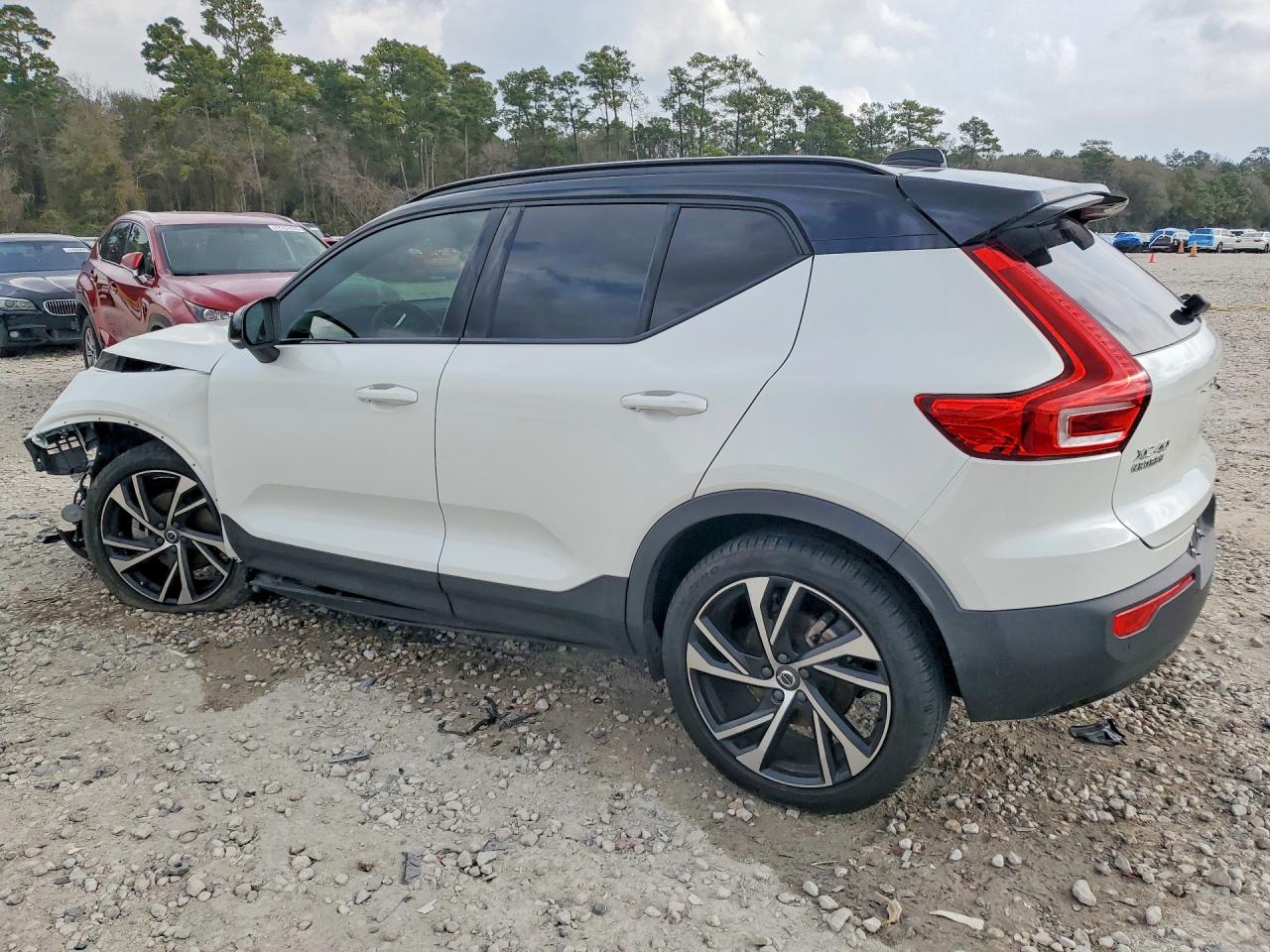 2021 VOLVO XC40 T5 R-DESIGN photo 2