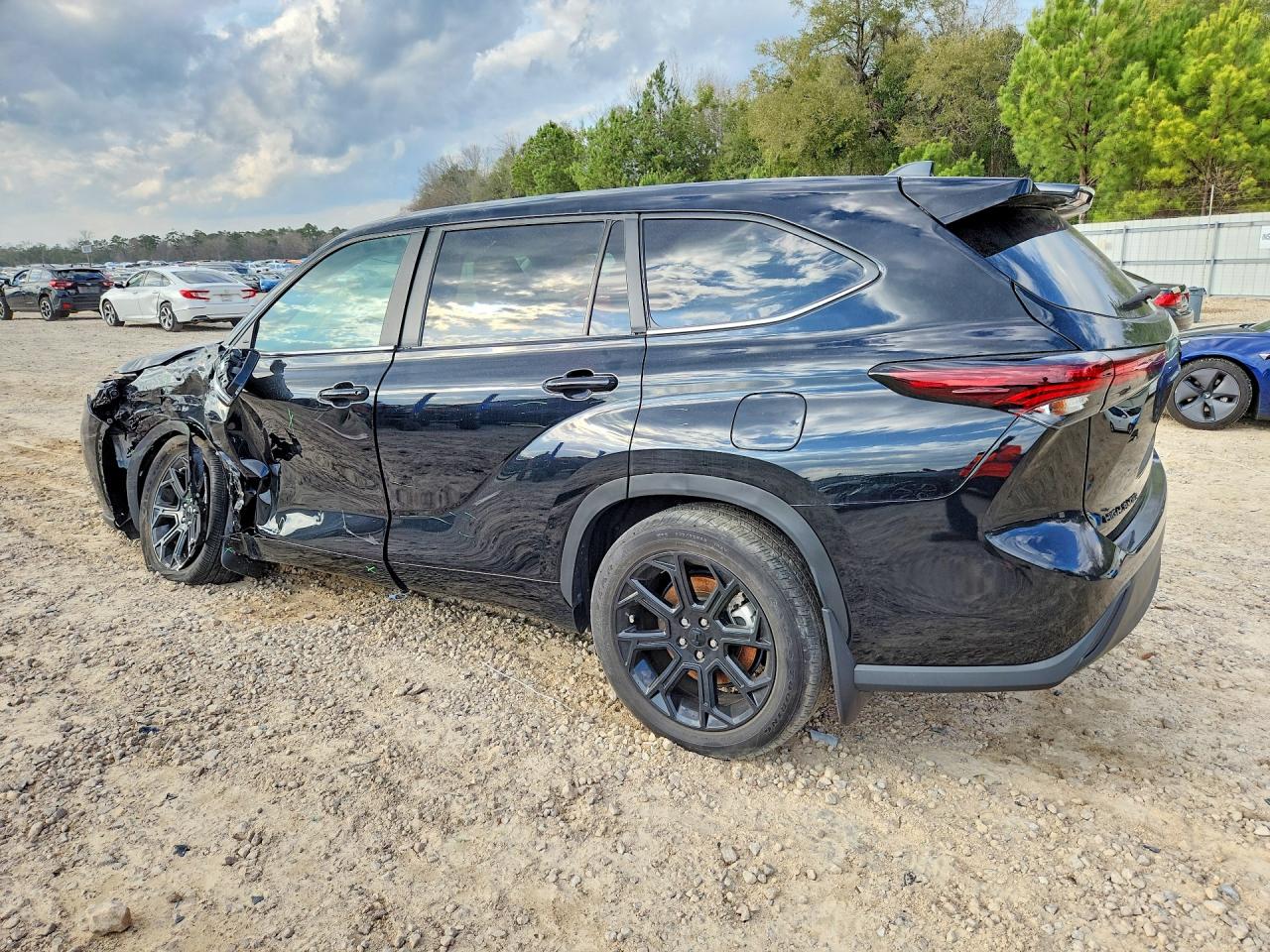 2024 TOYOTA HIGHLANDER LE photo 4