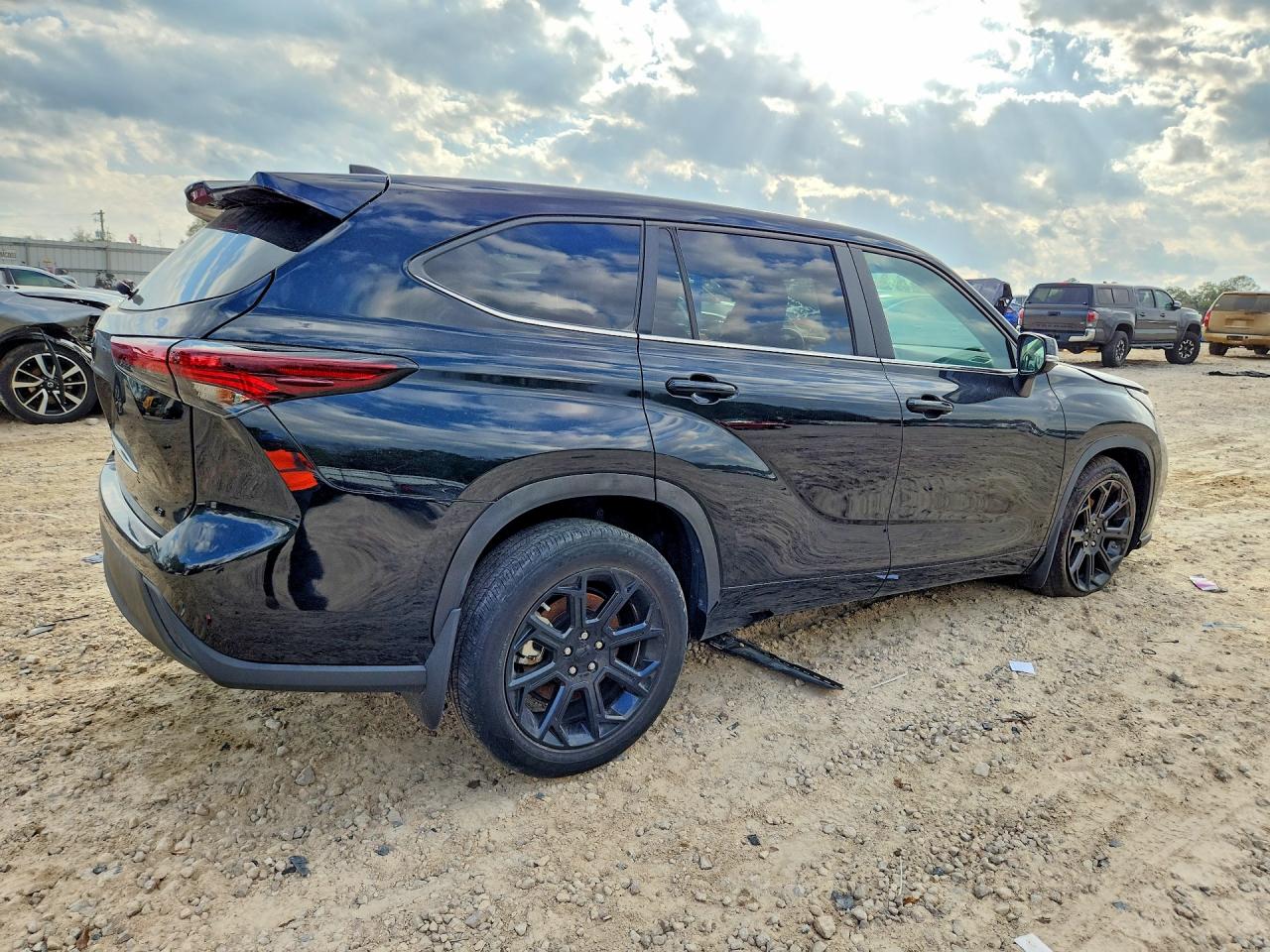2024 TOYOTA HIGHLANDER LE photo 7
