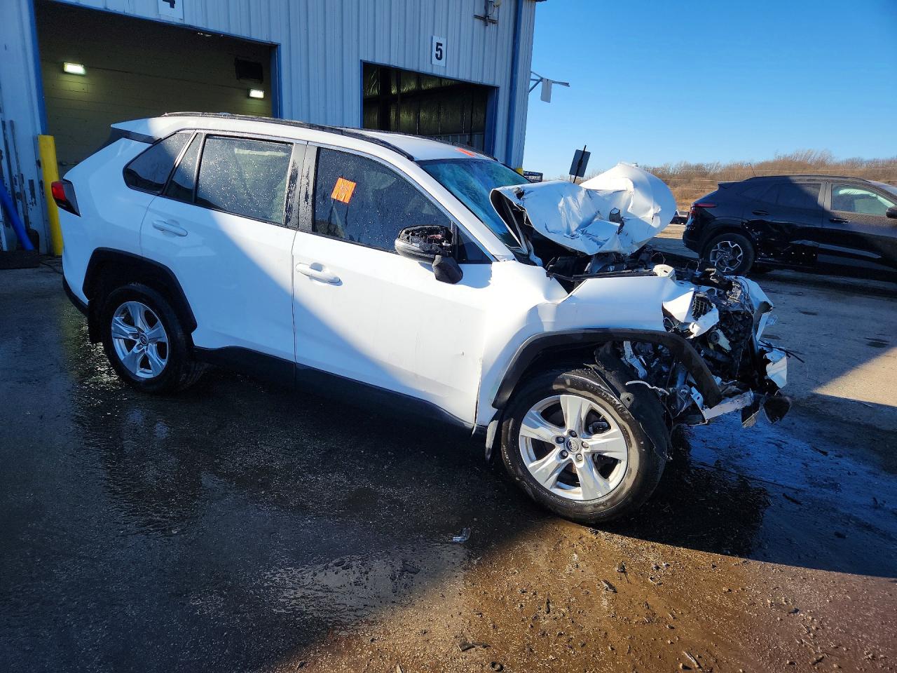 2021 TOYOTA RAV4 XLE photo 4