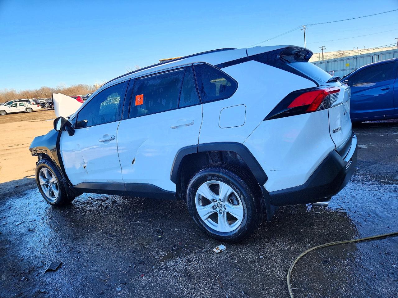 2021 TOYOTA RAV4 XLE photo 2