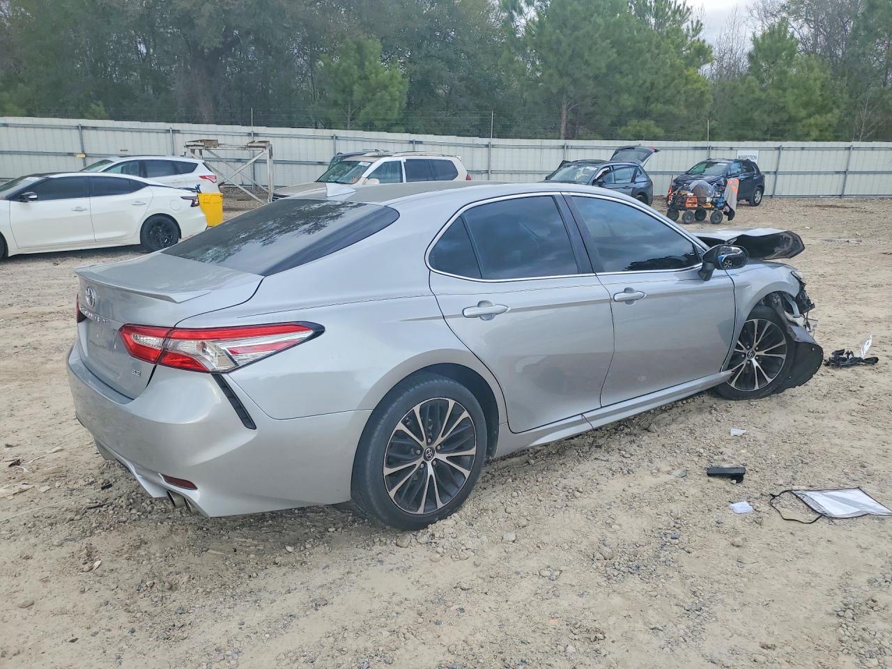 2019 TOYOTA CAMRY SE photo 5