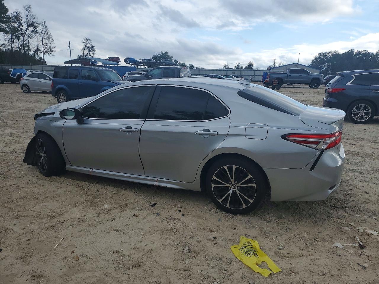 2019 TOYOTA CAMRY SE photo 3