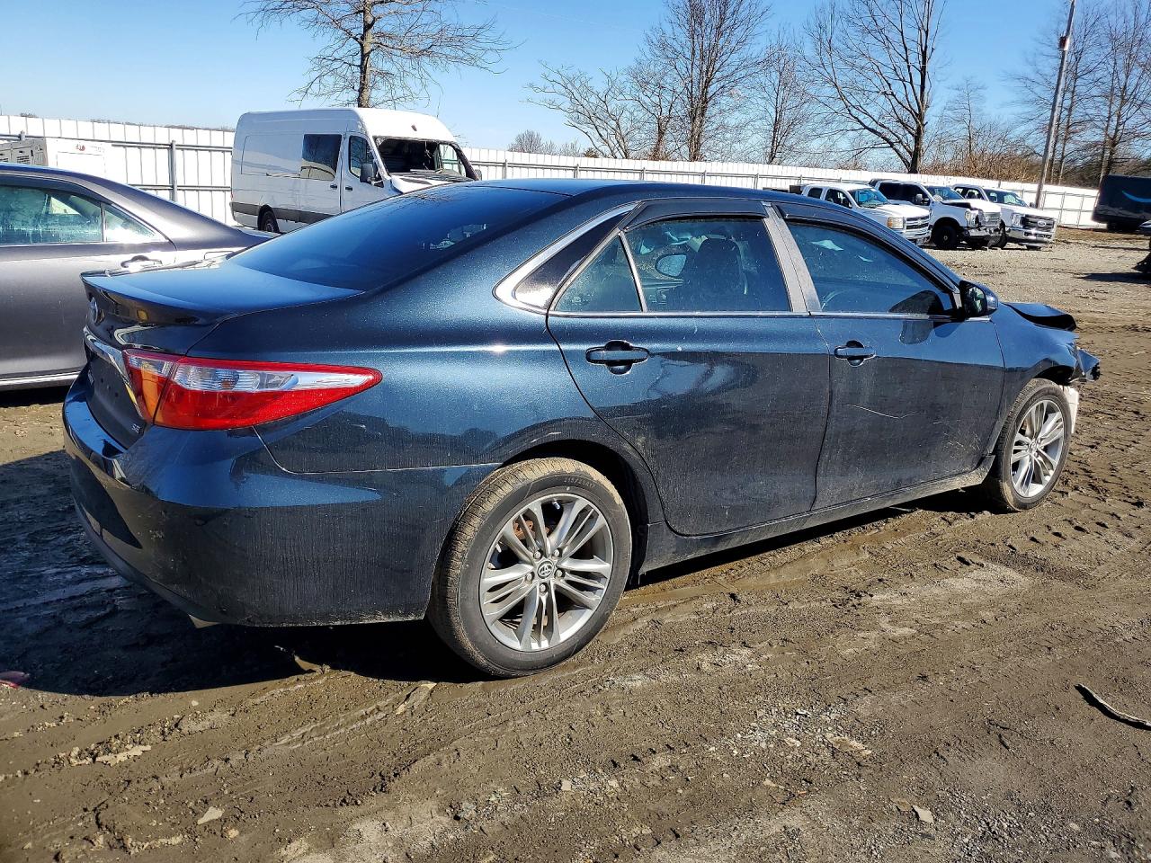 2017 TOYOTA CAMRY LE photo 3