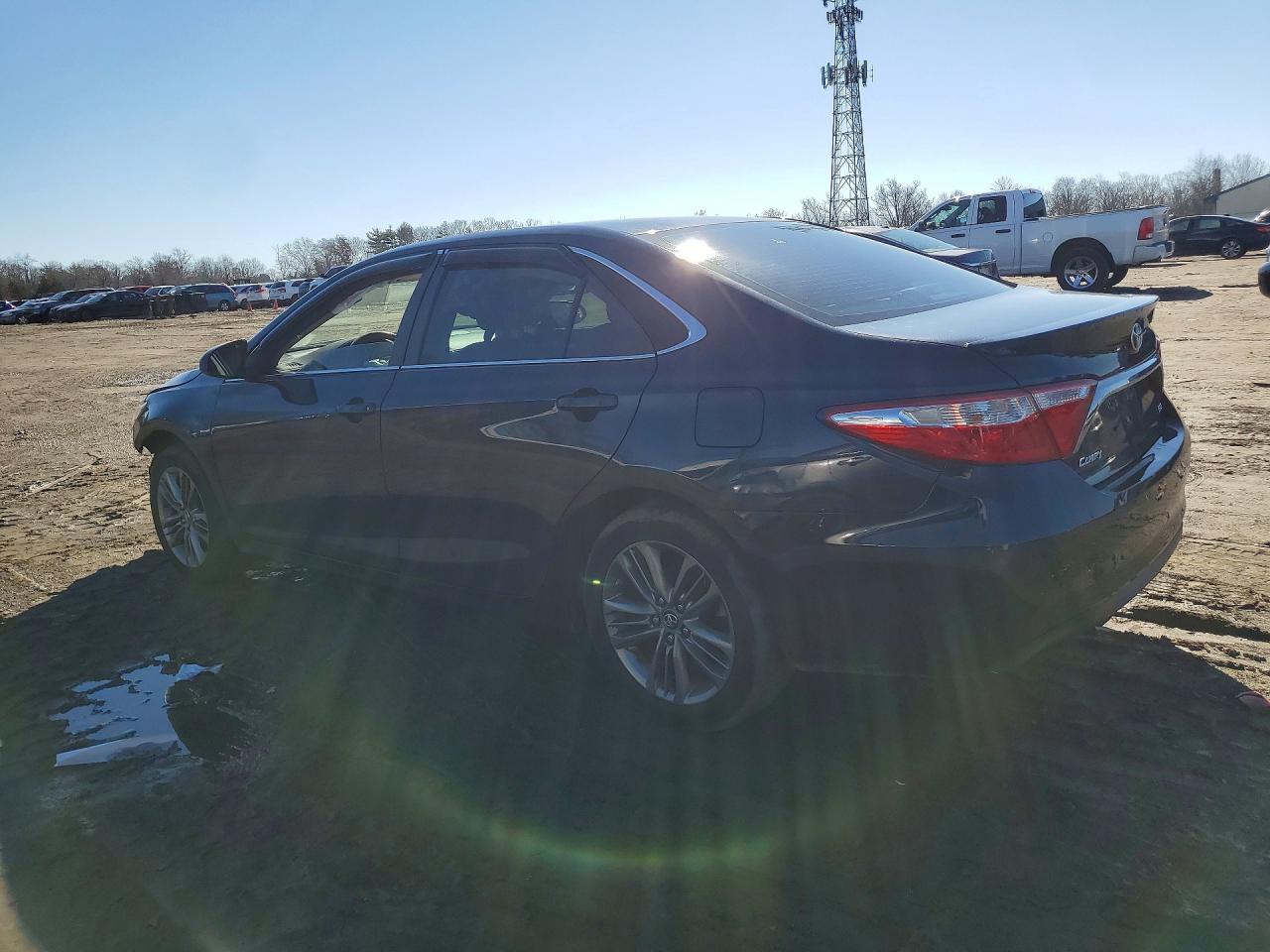 2017 TOYOTA CAMRY LE photo 2