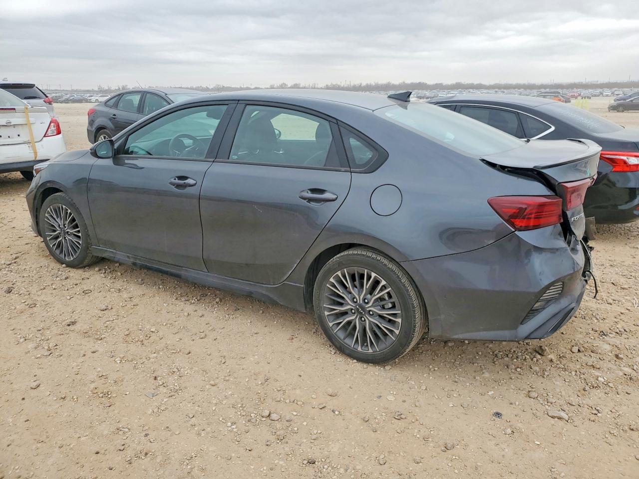 2024 KIA FORTE GT LINE photo 4