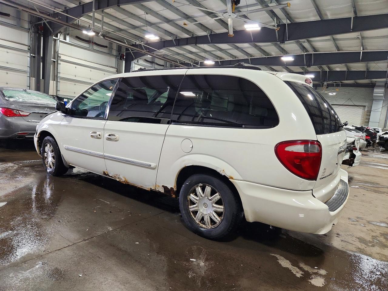 2007 CHRYSLER TOWN & COUNTRY TOURING photo 3