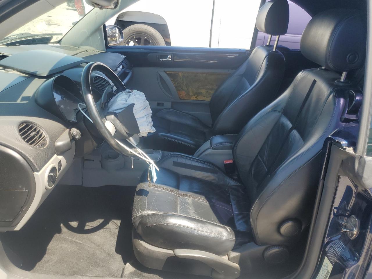 2005 VOLKSWAGEN NEW BEETLE photo 13