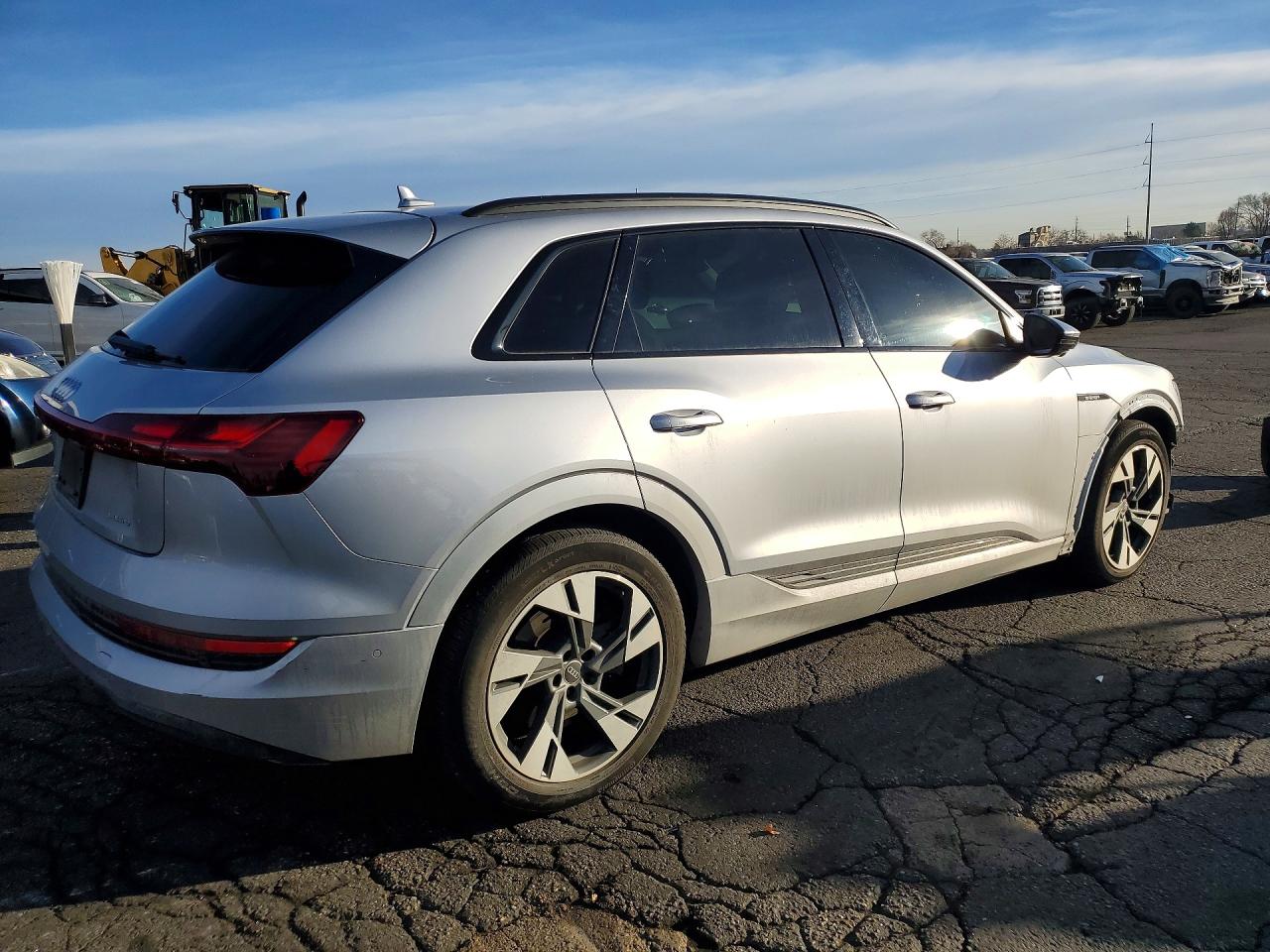 2022 AUDI E-TRON PREMIUM photo 5