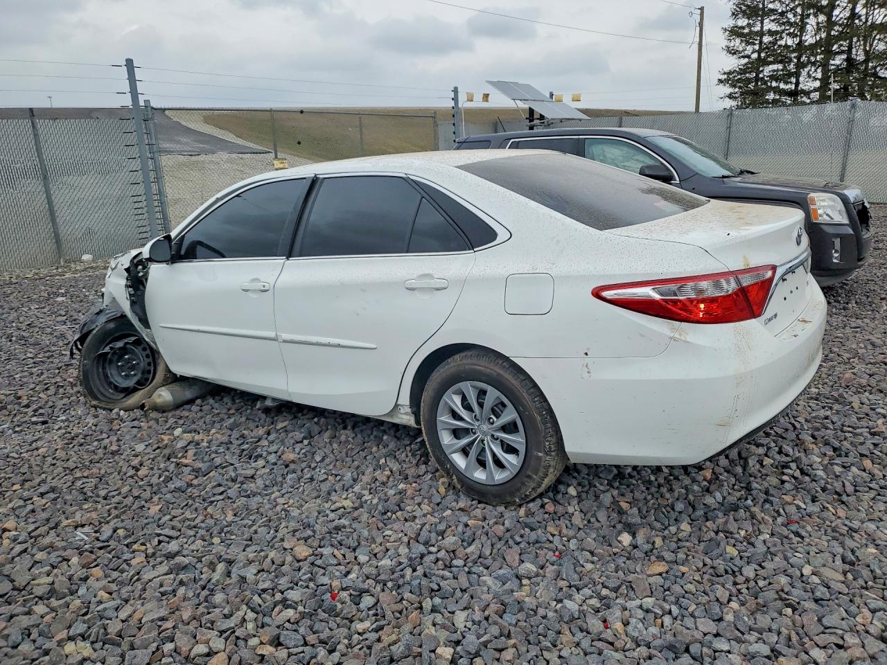 2015 TOYOTA CAMRY LE photo 3