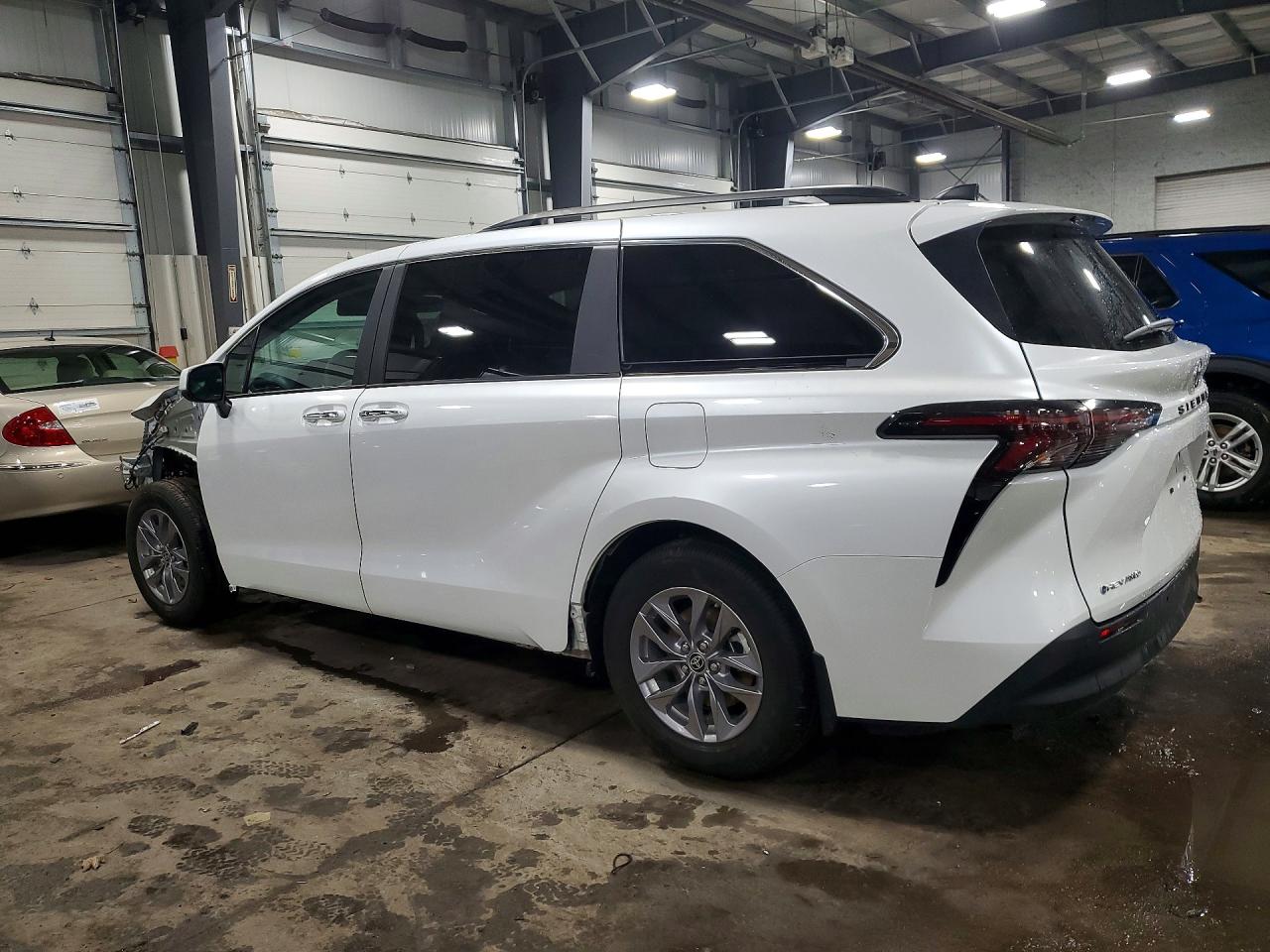 2025 TOYOTA SIENNA XLE photo 2