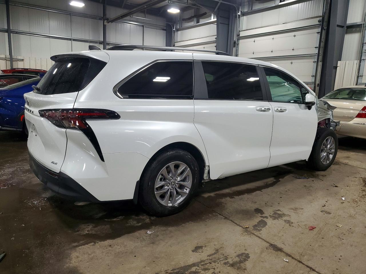 2025 TOYOTA SIENNA XLE photo 3