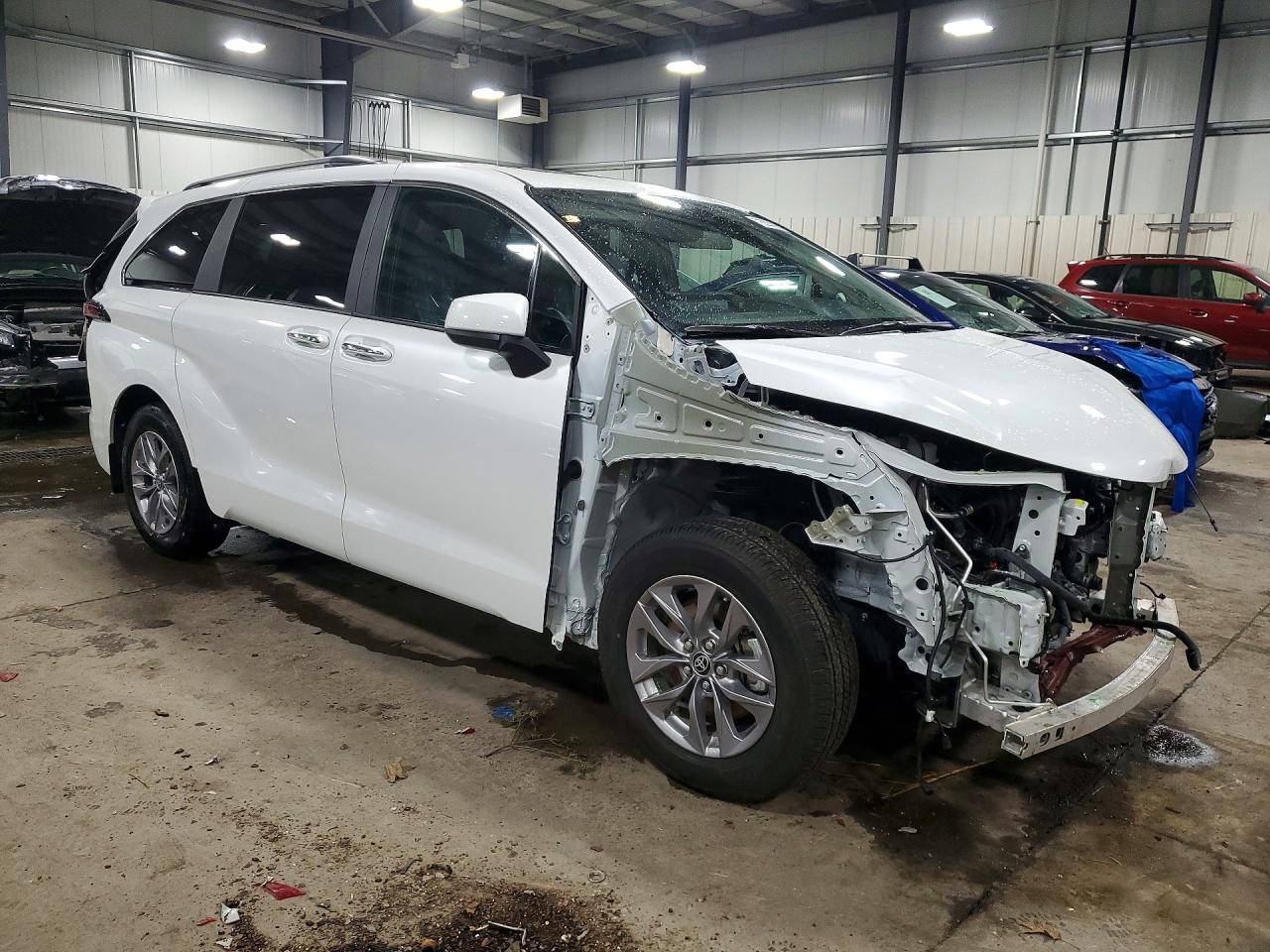 2025 TOYOTA SIENNA XLE photo 4