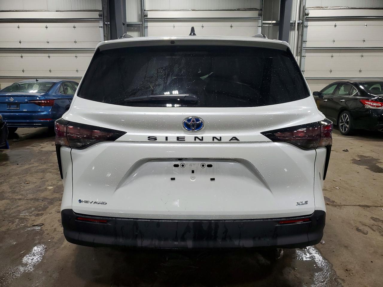 2025 TOYOTA SIENNA XLE photo 6