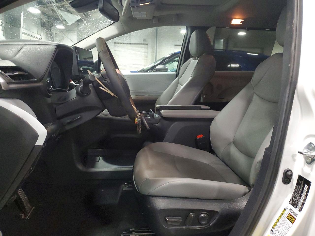 2025 TOYOTA SIENNA XLE photo 7