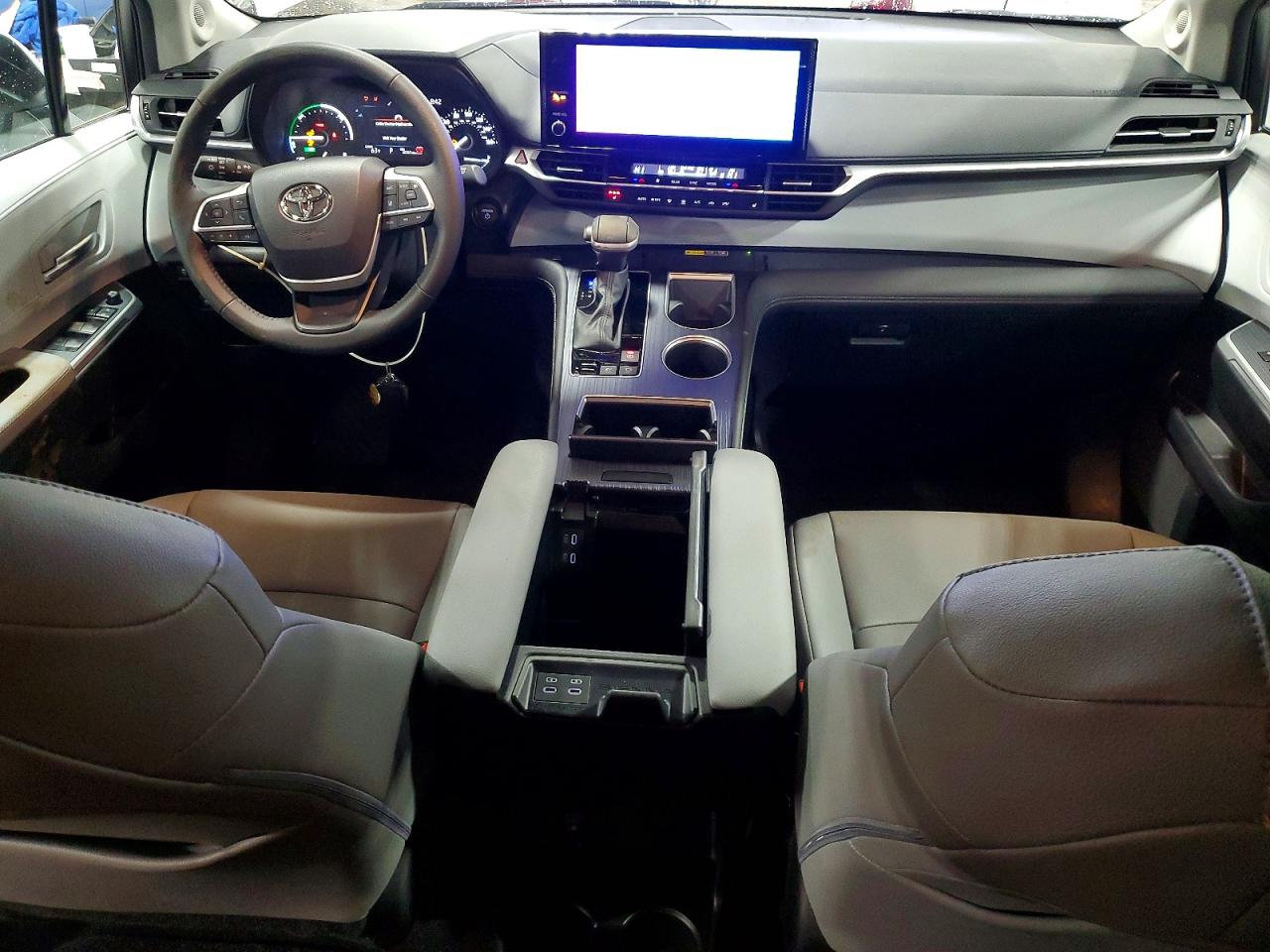 2025 TOYOTA SIENNA XLE photo 8