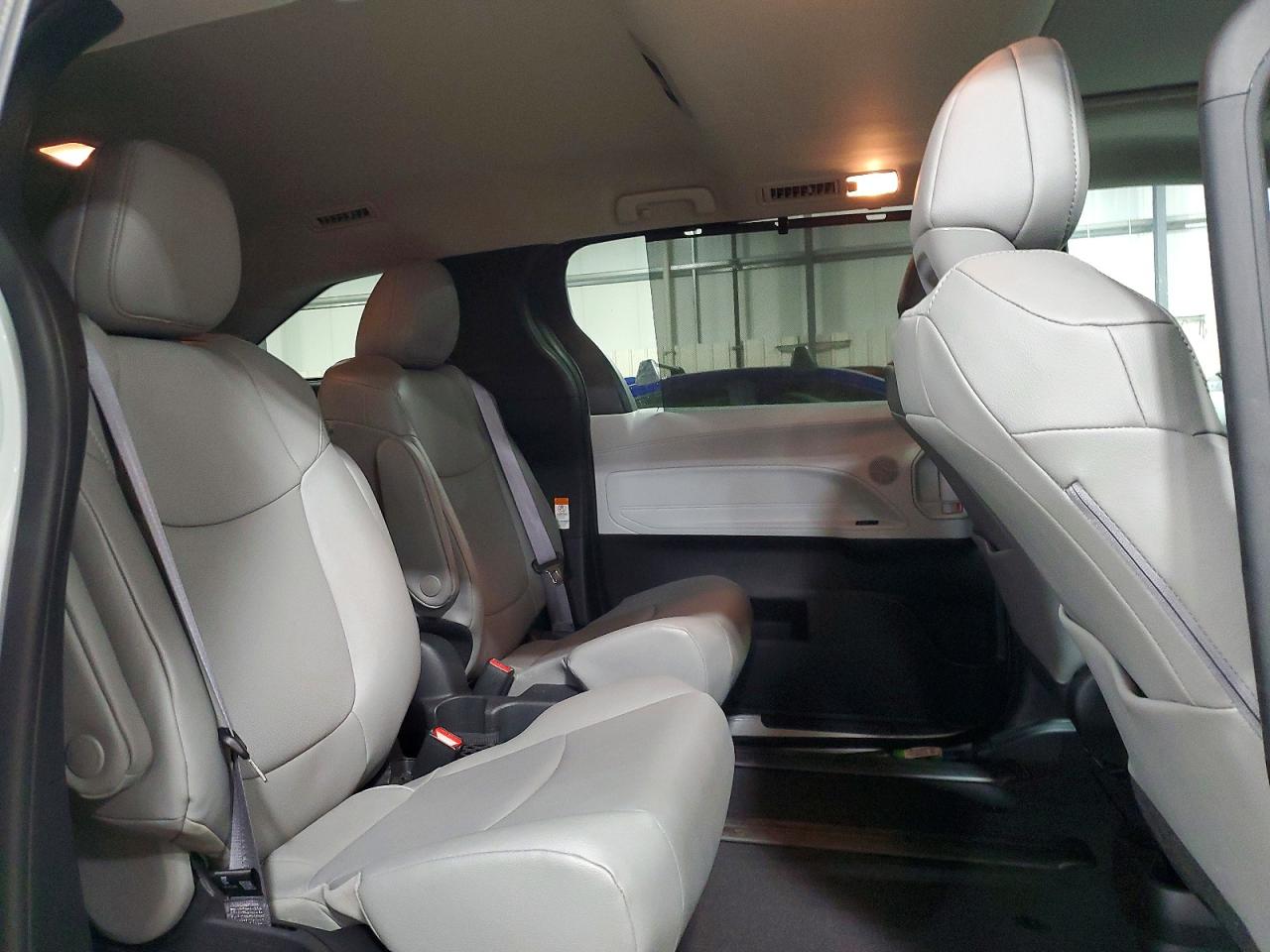 2025 TOYOTA SIENNA XLE photo 11