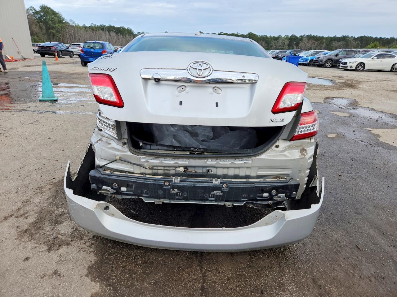 2010 TOYOTA CAMRY XLE photo 6