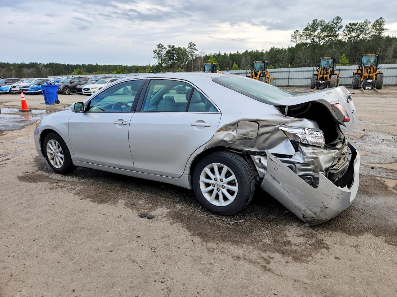 2010 TOYOTA CAMRY XLE photo 2