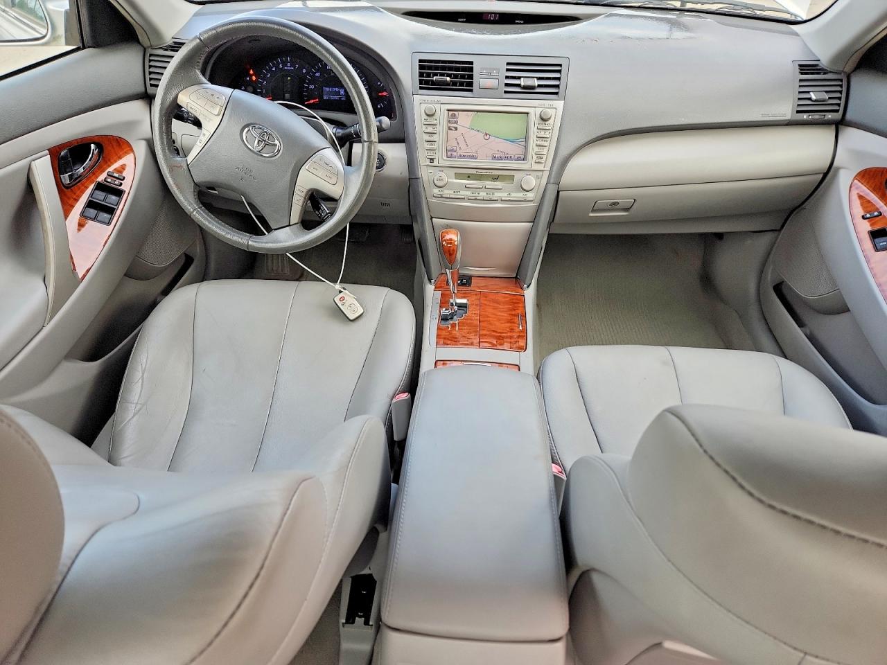 2010 TOYOTA CAMRY XLE photo 8