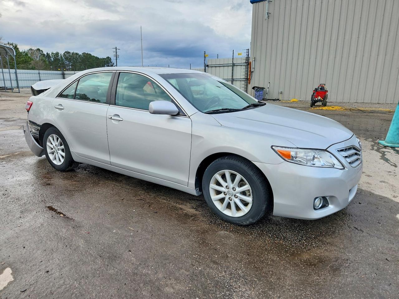 2010 TOYOTA CAMRY XLE photo 4