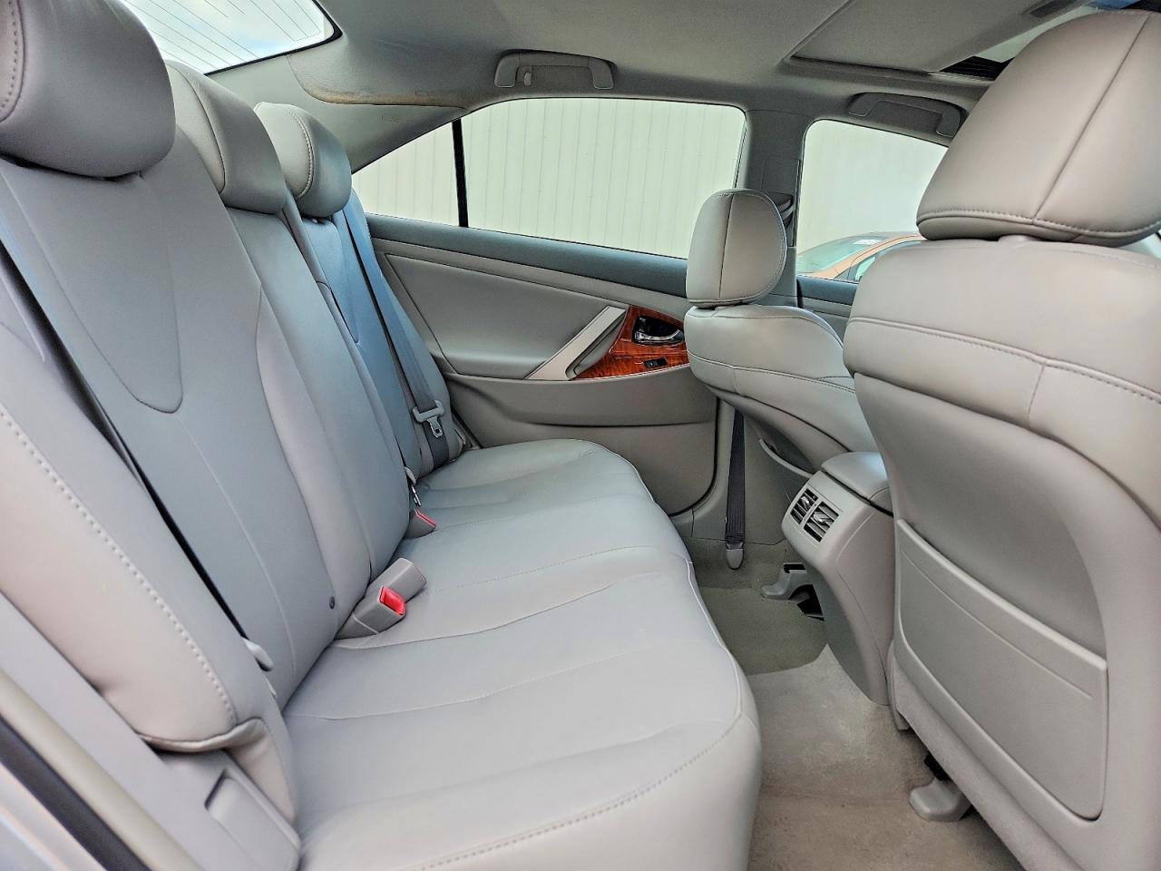 2010 TOYOTA CAMRY XLE photo 10