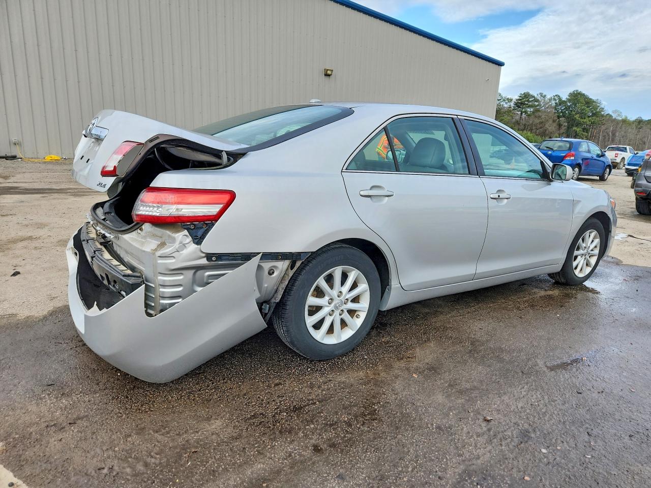 2010 TOYOTA CAMRY XLE photo 3