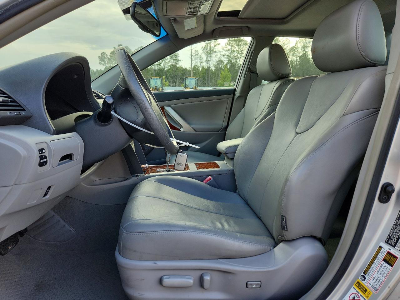 2010 TOYOTA CAMRY XLE photo 7