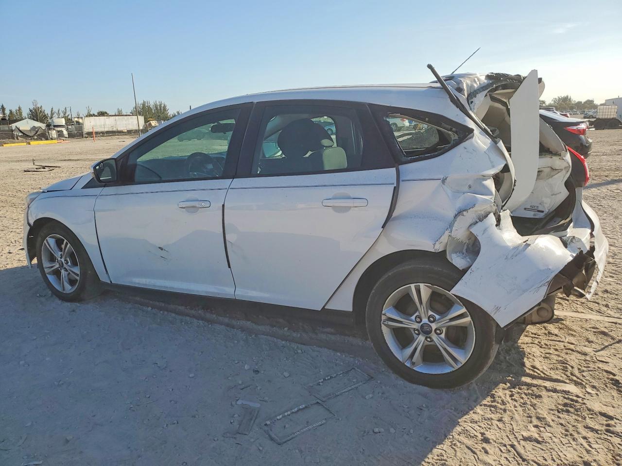 2014 FORD FOCUS SE photo 2