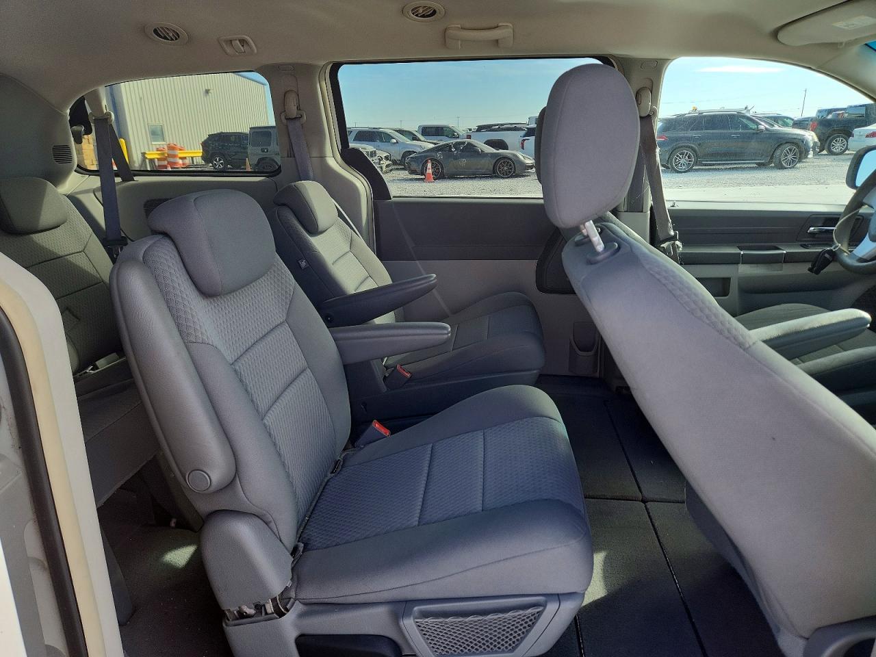 2010 CHRYSLER TOWN & COUNTRY LX photo 11