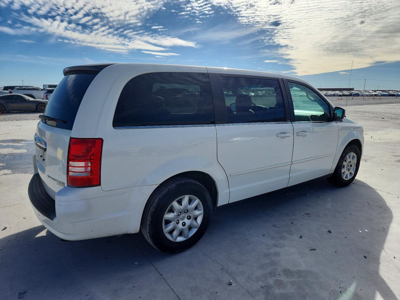 2010 CHRYSLER TOWN & COUNTRY LX photo 3