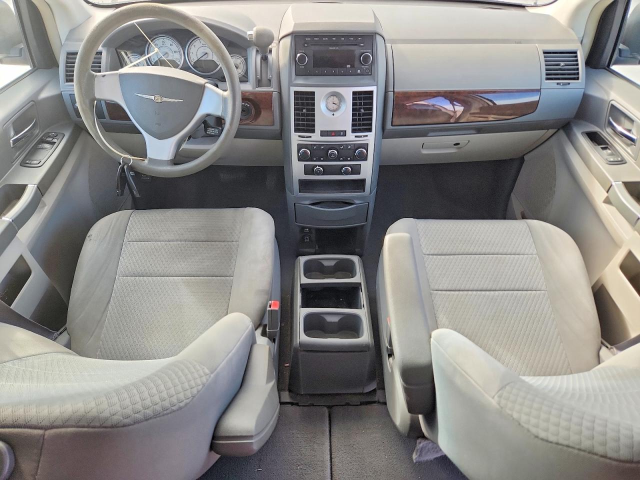 2010 CHRYSLER TOWN & COUNTRY LX photo 8