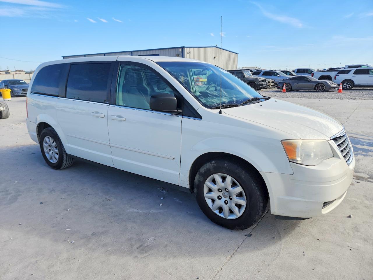 2010 CHRYSLER TOWN & COUNTRY LX photo 4