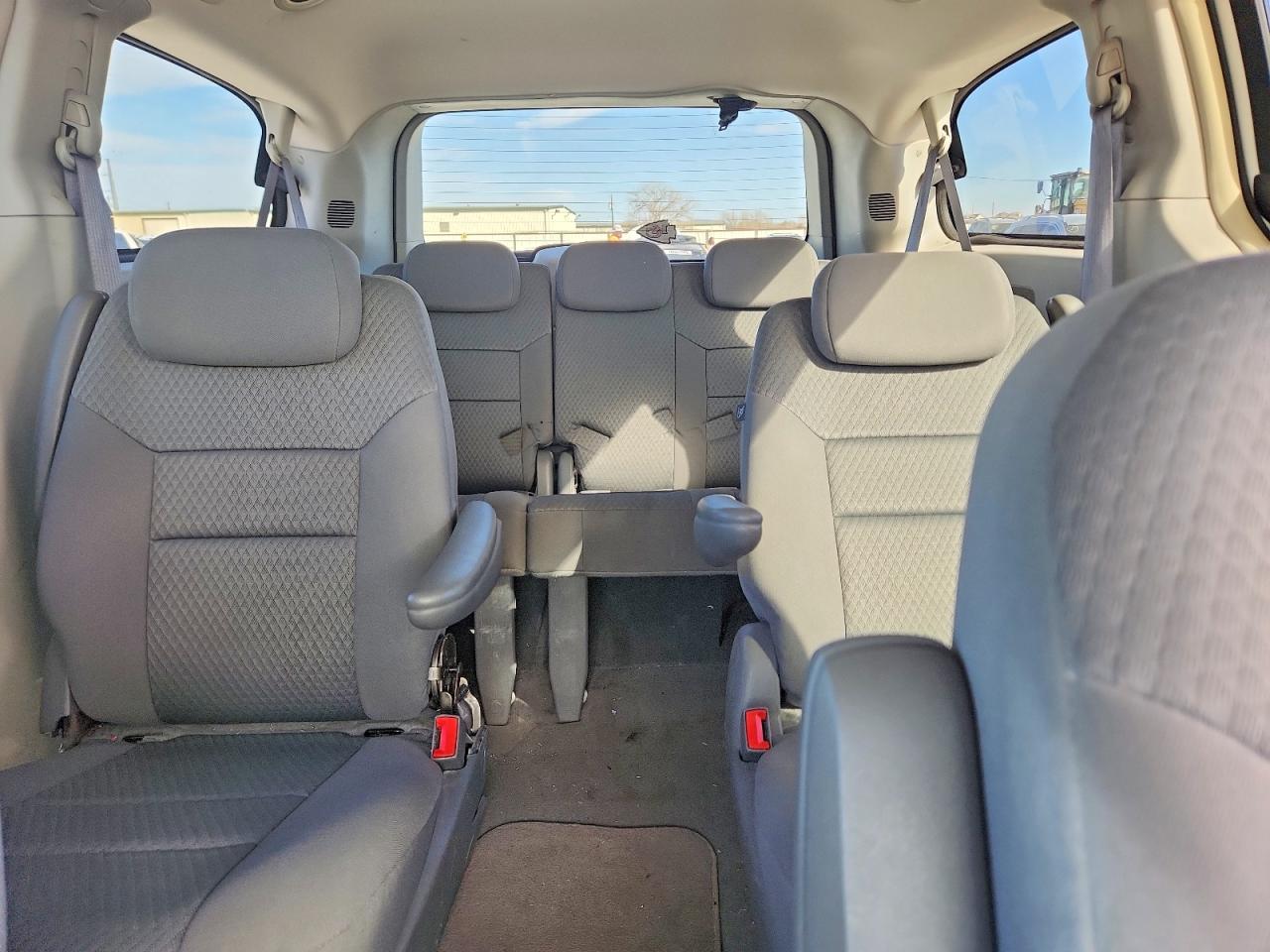 2010 CHRYSLER TOWN & COUNTRY LX photo 10