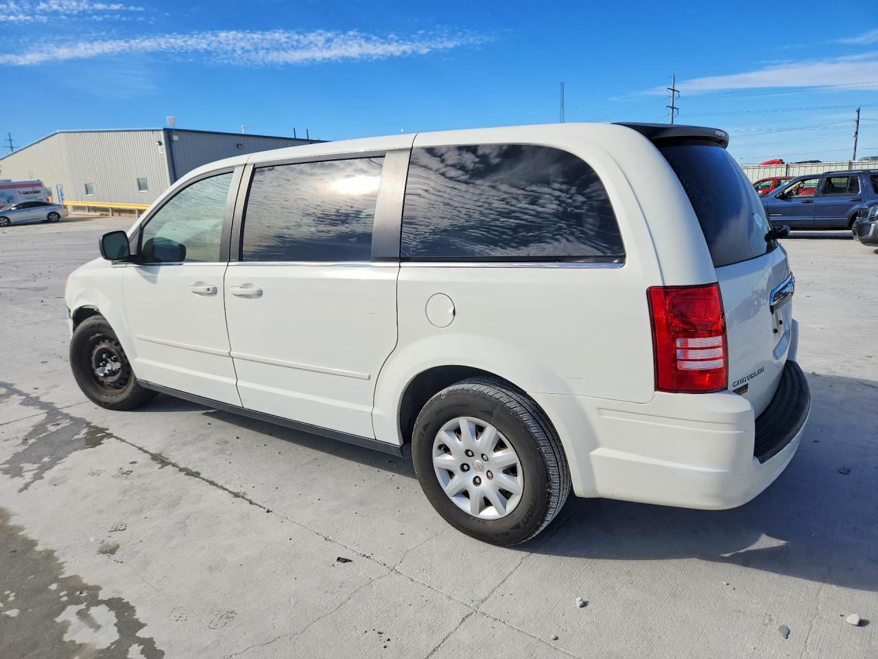 2010 CHRYSLER TOWN & COUNTRY LX photo 2