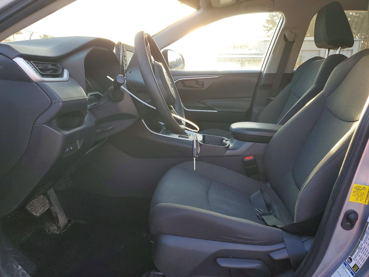 2021 TOYOTA RAV4 LE photo 19