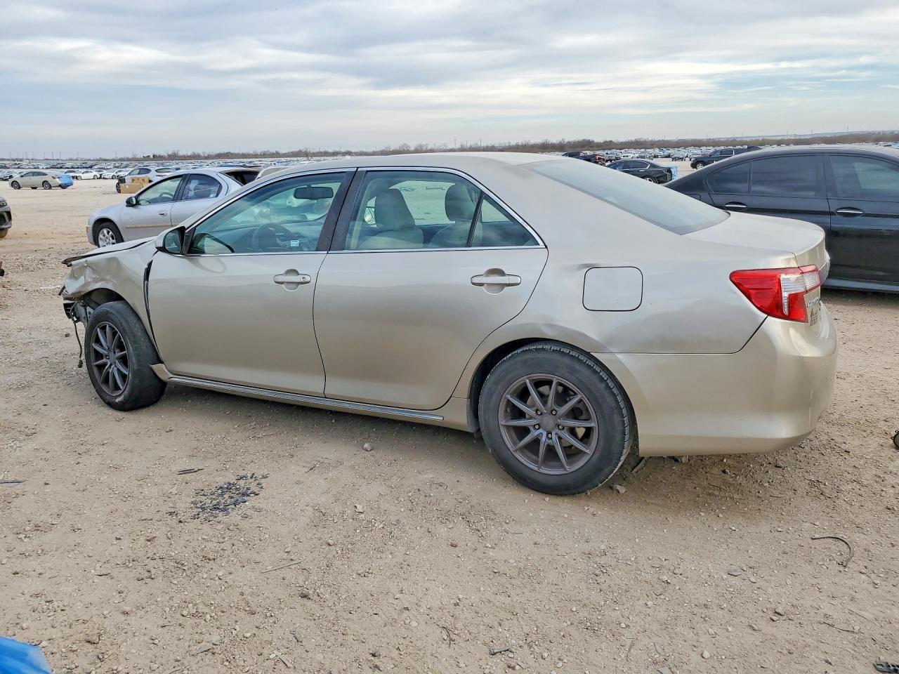 2014 TOYOTA CAMRY photo 3
