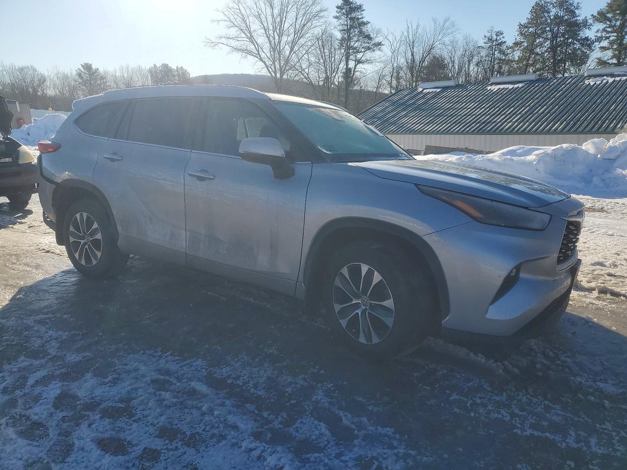 2022 TOYOTA HIGHLANDER XLE photo 7